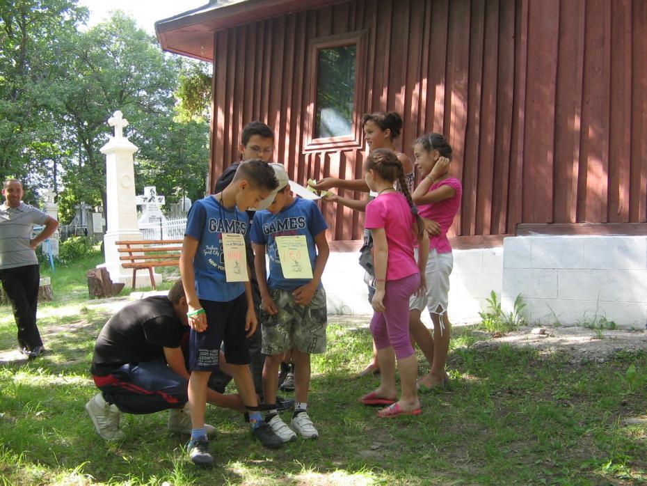 Copii şi tineri din parohie în căutarea comorii Sfântului Gheorghe Copii şi tineri din parohie în căutarea comorii Sfântului Gheorghe