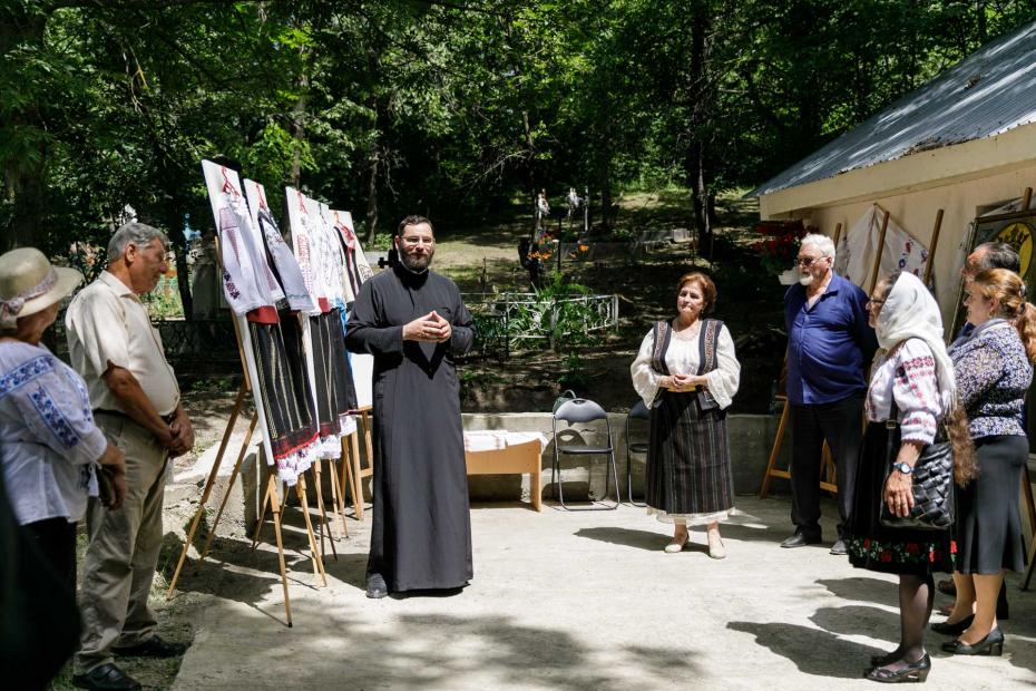 Expoziție de icoane și costume populare la parohia „Sfântul Gheorghe” Șcheia