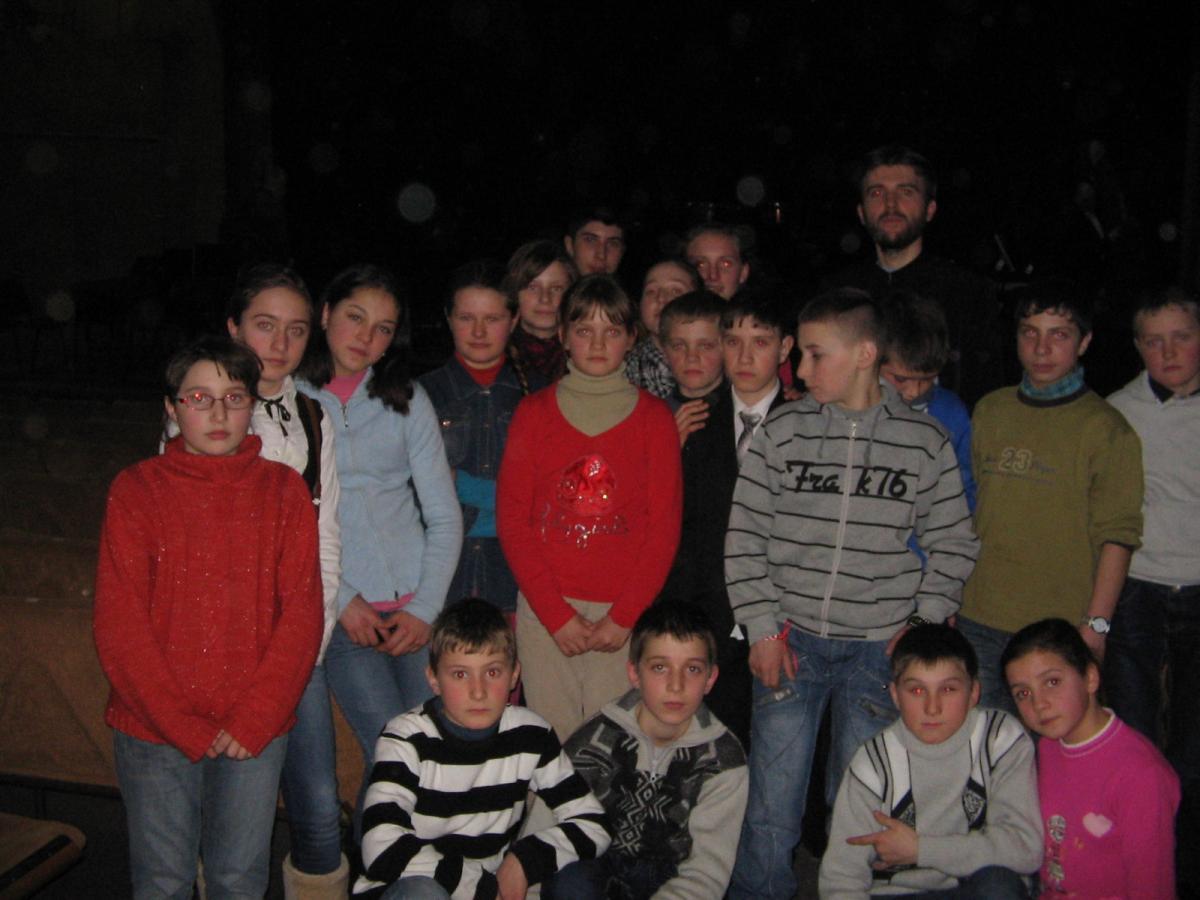 Pr Florea Bogdan alături de copii și tineri înaintea spectacolului de la Filarmonică