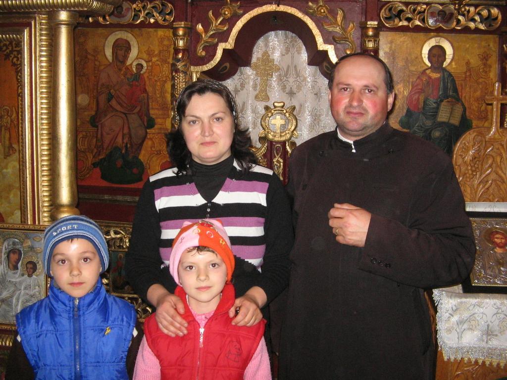 Pr Paroh Papă Teodor și familia sa
